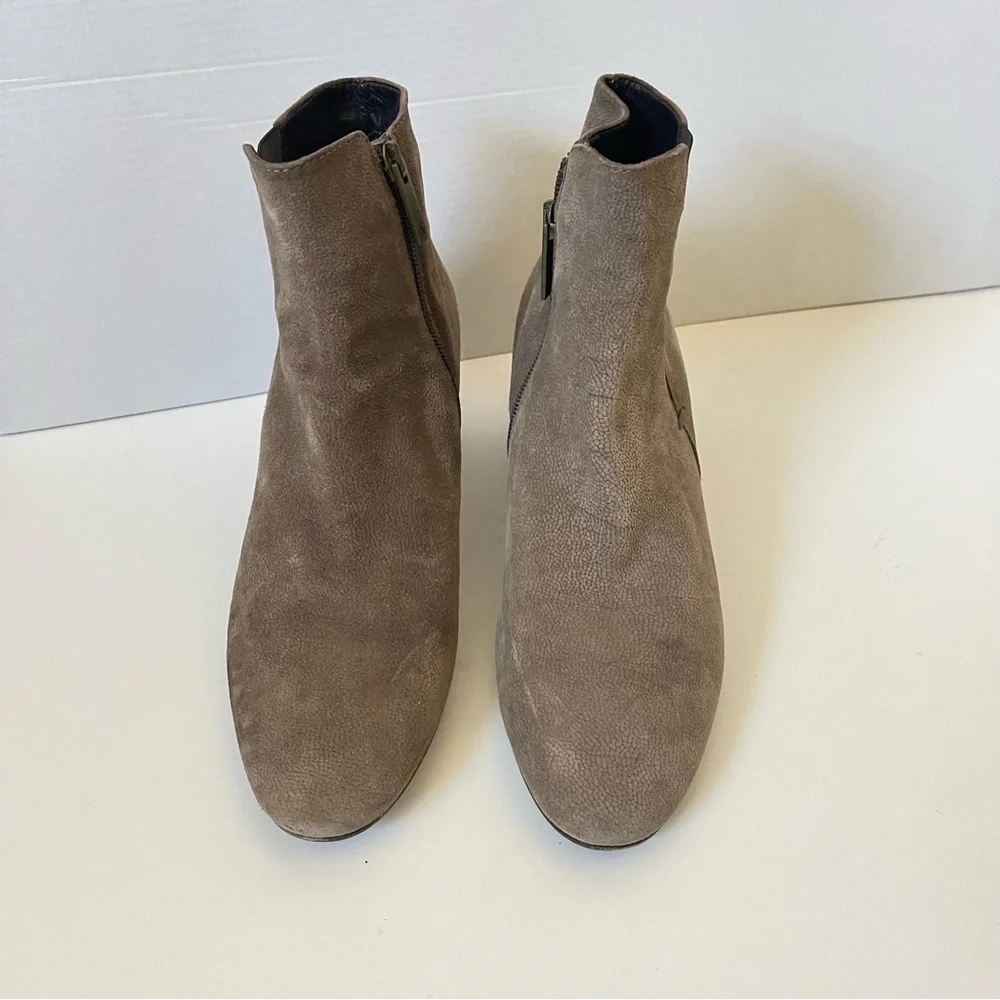 AQuatalia Faylynn Suede Leather Ankle Boots Side Zipper Taupe Neutral Size 8.5